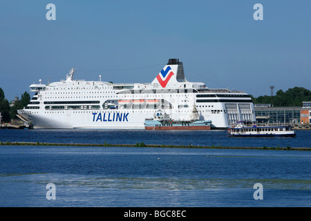 MS Romantika attraccata al di fuori del terminal passeggeri a Riga, Lettonia Foto Stock