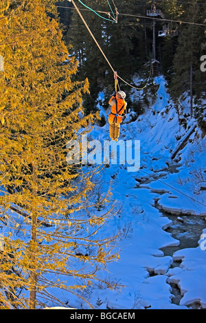 Ziplining attraverso il Fitzsimmons Creek tra Whistler e Blackcomb Mountains, Ziptrek ecoturistici, zipline touring e tettoia wa Foto Stock