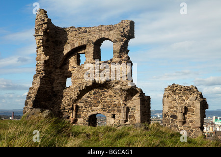 Le rovine medievali di San Antonio cappella in Holyrood Park si affaccia sulla città di Edimburgo. Foto Stock