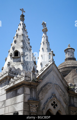 Guglie elaborate su una tomba, Cementerio de la Recoleta, Recoleta cimitero, Buenos Aires, Argentina Foto Stock