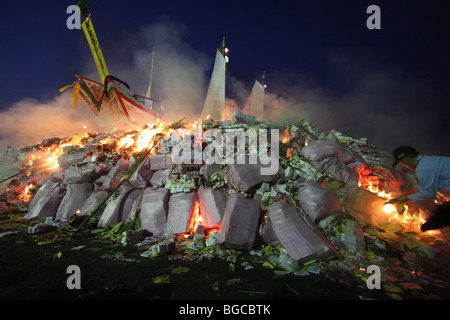 Barca di legno a bruciare per un festival di Taiwan Foto Stock