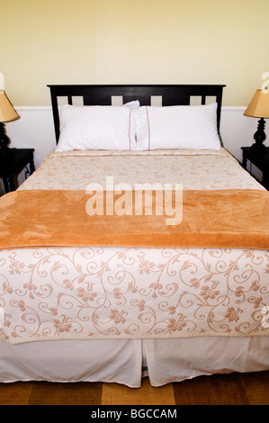 Interiore camera da letto con un comodo letto queen size Foto Stock