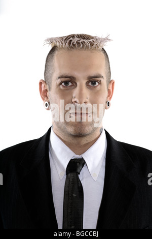 Studio shot di immagine isolato di uno strano imprenditore caucasico con piercing e tatuaggio Foto Stock