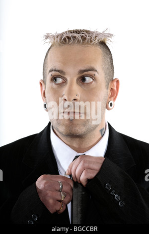 Studio shot di immagine isolato di uno strano imprenditore caucasico con piercing e tatuaggio Foto Stock