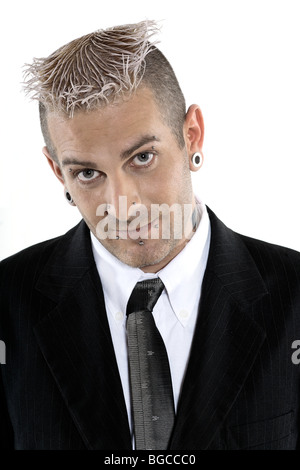 Studio shot di immagine isolato di uno strano imprenditore caucasico con piercing e tatuaggio Foto Stock