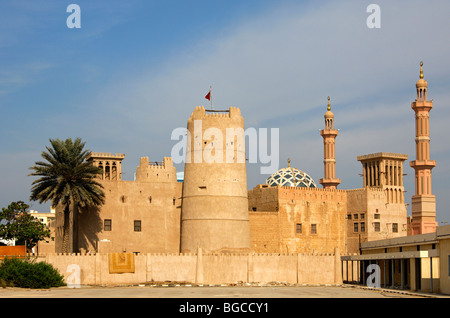 Centro storico di una città araba con torre di avvistamento, torre eolica, minareti e la cupola di una moschea, Ajman Emirati Arabi Uniti Foto Stock