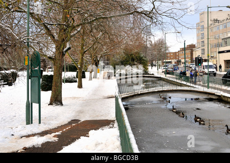 Fiume Gade in inverno, Hemel Hempstead, Hertfordshire, Regno Unito. Foto Stock