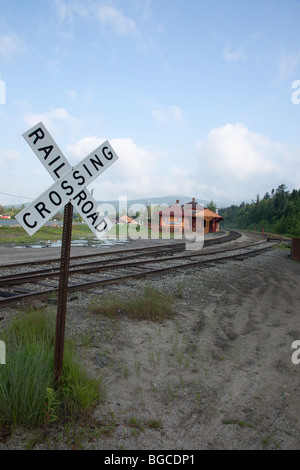 Ferrovia Crosssing lungo la vecchia Boston e Maine Railroad vicino Fabyans in Carroll, New Hampshire USA Foto Stock