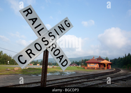 Ferrovia Crosssing lungo la vecchia Boston e Maine Railroad vicino Fabyans in Carroll, New Hampshire USA Foto Stock