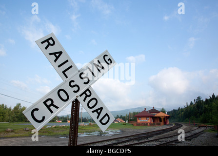 Ferrovia Crosssing lungo la vecchia Boston e Maine Railroad vicino Fabyans in Carroll, New Hampshire USA Foto Stock