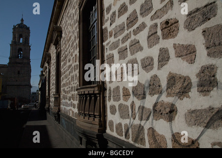 Stile coloniale spagnolo muro di pietra in Morelia, Messico Foto Stock