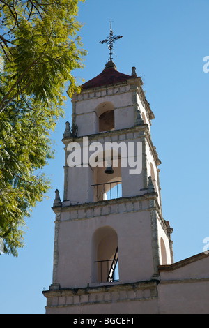 Vista di Iglesia de San Pancho, una chiesa cinquecentesca in primo piano nel tesoro della Sierra Madre di San Pancho, Messico Foto Stock