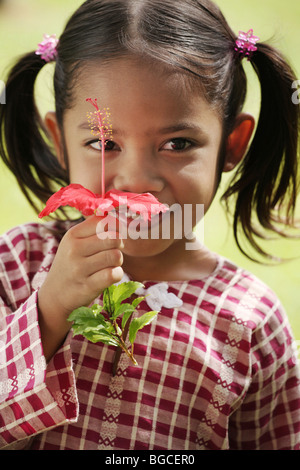 Ragazza con fiore Foto Stock