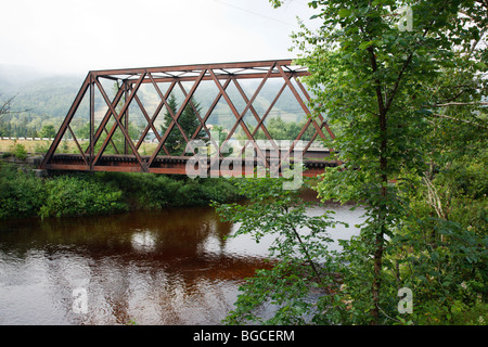 Traliccio ferroviario lungo la vecchia Boston e Maine Railroad vicino Fabyans in Carroll, New Hampshire USA Foto Stock