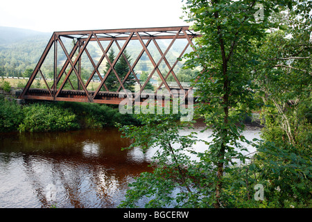 Traliccio ferroviario lungo la vecchia Boston e Maine Railroad vicino Fabyans in Carroll, New Hampshire USA Foto Stock