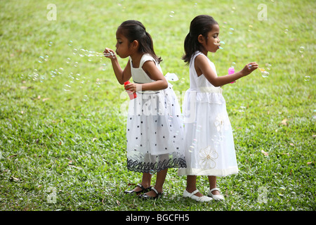 Due bambine giocando con bolla Foto Stock