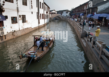 Imbarcazione turistica nel canal, Zhujiajiao, Cina Foto Stock