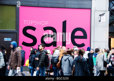 Oxford street , Boxing day 2009 Vendite. Folla passato cartello Topshop vendita Foto Stock