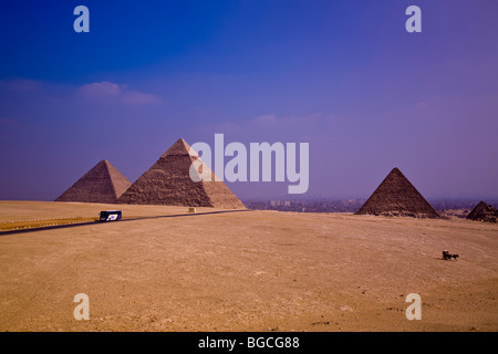 Su un pianoro sabbioso alla periferia del Cairo le grandi piramidi di Giza sono l'unica superstite delle sette meraviglie del mondo Foto Stock