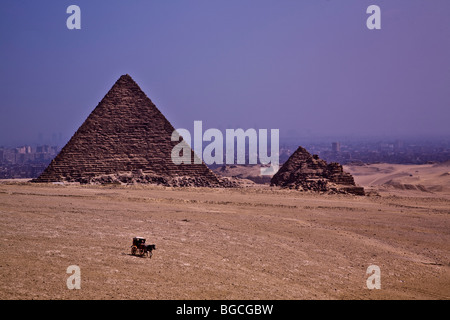 I visitatori possono fare una gita in carrozza da una piramide di un altro a grandi piramidi di Giza si trova su un altopiano deserto Cairo Egitto Foto Stock