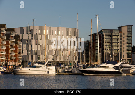 Edifici su Neptune Quay compresa la nuova università (UCS), Ipswich, Suffolk, Regno Unito. Foto Stock