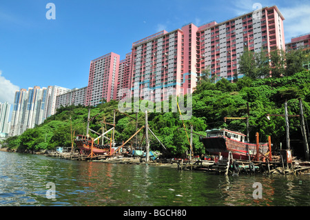 Vista di poppa di due sampans sotto la riparazione a un open air, barca Cantiere, Ap Lei Chau, Aberdeen Harbour, Hong Kong, Cina Foto Stock
