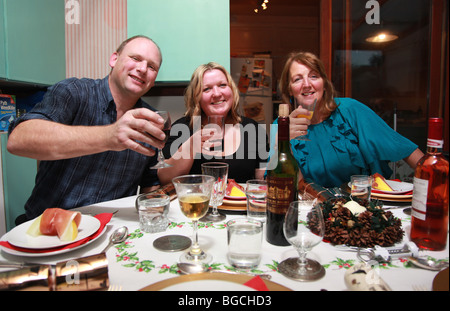 Gruppo di adulti aventi la cena insieme Foto Stock