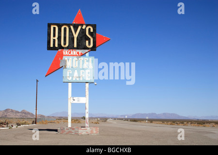 Roy's Motel e cafè è un ben noto arrestare durante il viaggio attraverso la California il Mojave Desert. Foto Stock
