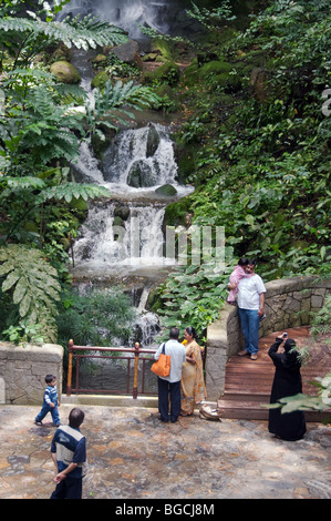 I turisti affollano l'uomo più alto d'acqua fatta cadere nel mondo a Jurong Bird Park, Singapore Foto Stock