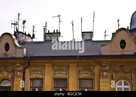 Incongruo pasticcio di antenne TV e parabole satellitari sui tetti di allestita edifici del quartiere di Wawel di Cracovia Foto Stock