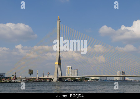 Tailandia Bangkok; Banglamphu; Rama VIII ponte sopra il fiume Chao Phraya Foto Stock