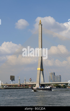 Tailandia Bangkok; Rama VIII ponte sopra il fiume Chao Phraya con un express traghetto Barca Foto Stock