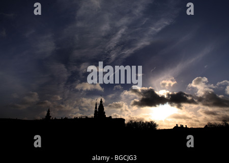 Silhouette del Castello Kronborg a Helsingør (in inglese noto anche come Elsinore) sull'isola di Zealand in Danimarca Foto Stock