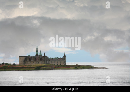 Silhouette del Castello Kronborg a Helsingør (in inglese noto anche come Elsinore) sull'isola di Zealand in Danimarca Foto Stock