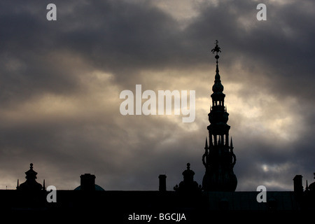 Silhouette del Castello Kronborg a Helsingør (in inglese noto anche come Elsinore) sull'isola di Zealand in Danimarca Foto Stock