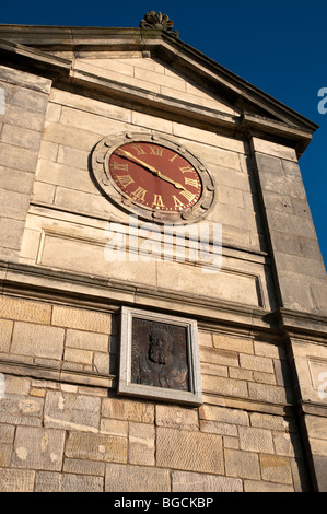 Orologio e Tom Morris memorial bronzo, sul Royal & Ancient clubhouse building, St.Andrews Fife. Foto Stock