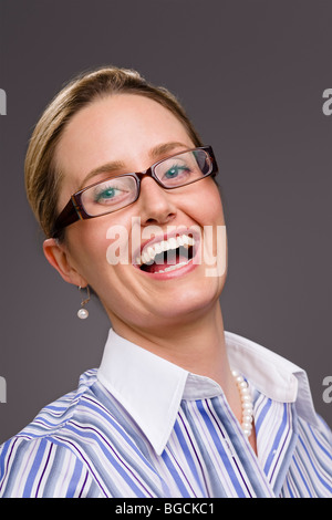 Ritratto di una donna ridere con gli occhiali Foto Stock