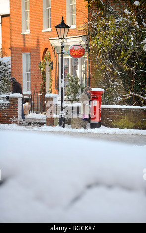 Il villaggio e i negozi ufficio postale di east hoathly vicino a Lewes nel Sussex orientale dopo la neve. Foto Jim Holden. Foto Stock