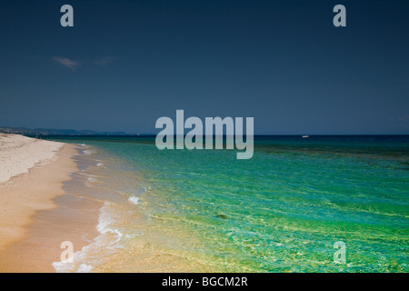 Una spiaggia deserta in un caldo pomeriggio d'estate in Grecia induce una sensazione di benessere e di essere a uno entro un paradiso BZH. Foto Stock