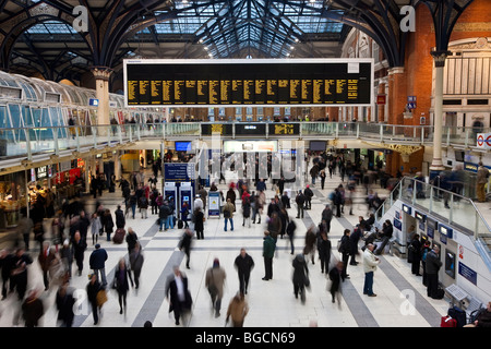 Liverpool Street Stazione ferroviaria presso il Morning Rush Hour, London, Regno Unito Foto Stock