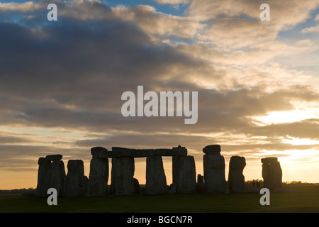 Stonehenge, Wiltshire, Regno Unito al tramonto Foto Stock