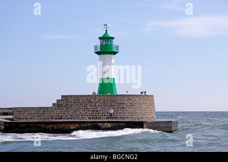 Faro all ingresso del porto di Sassnitz, Ruegen Isola, Meclemburgo-Pomerania Occidentale, Germania Foto Stock