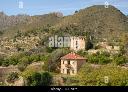 Vista dal villaggio per due rovine sulla collina, Relleu, Provincia di Alicante, Comunidad Valenciana, Spagna Foto Stock