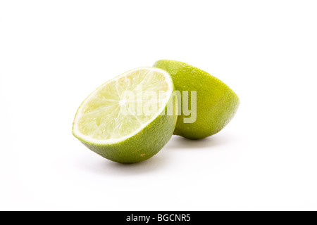 Verde naturale calce isolata contro sfondo bianco. Foto Stock