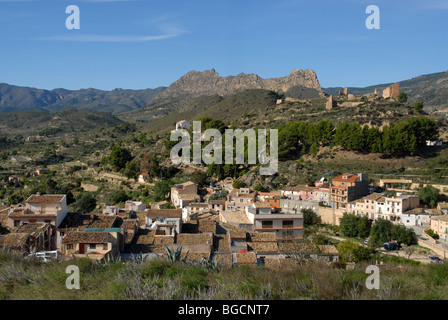 Borgo e castello in rovina di Relleu, Provincia di Alicante, Comunidad Valenciana, Spagna Foto Stock