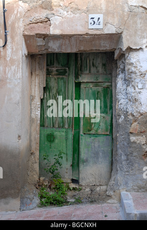 La vecchia porta a casa del villaggio di Relleu, Provincia di Alicante, Comunidad Valenciana, Spagna Foto Stock