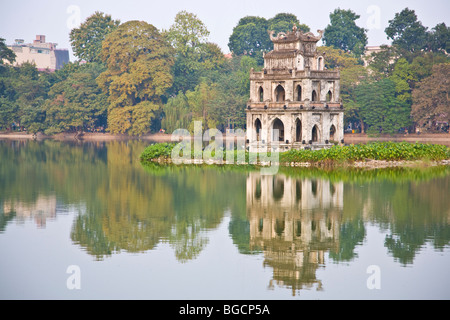 La Pagoda di tartaruga sul lago Hoan Kiem in Hanoi Vietnam Foto Stock