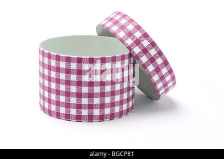 Aprire checkr rosso confezione regalo su sfondo bianco Foto Stock