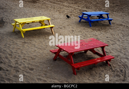 Tavoli da picnic sulla spiaggia Weston Super Mare Somerset REGNO UNITO Foto Stock