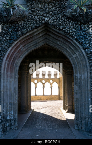 Archway entro le mura del Palazzo Pena, Sintra Portogallo Foto Stock